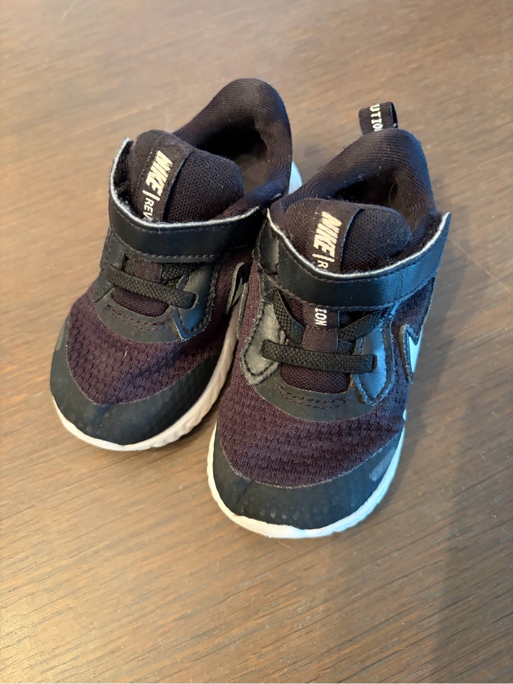 Nike | Infant Black Sneakers with White Swoosh | Size: 6C - Picture 2 of 5